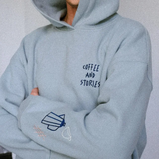 Kawka i w drogę!
Dzisiaj chłodniej, więc nasza bluza sprawdzi się idealnie!👌 
Przypominajka, na stronie macie wciąż spring promo!
Wietrzymy magazyn na nową kolekcję 🤭